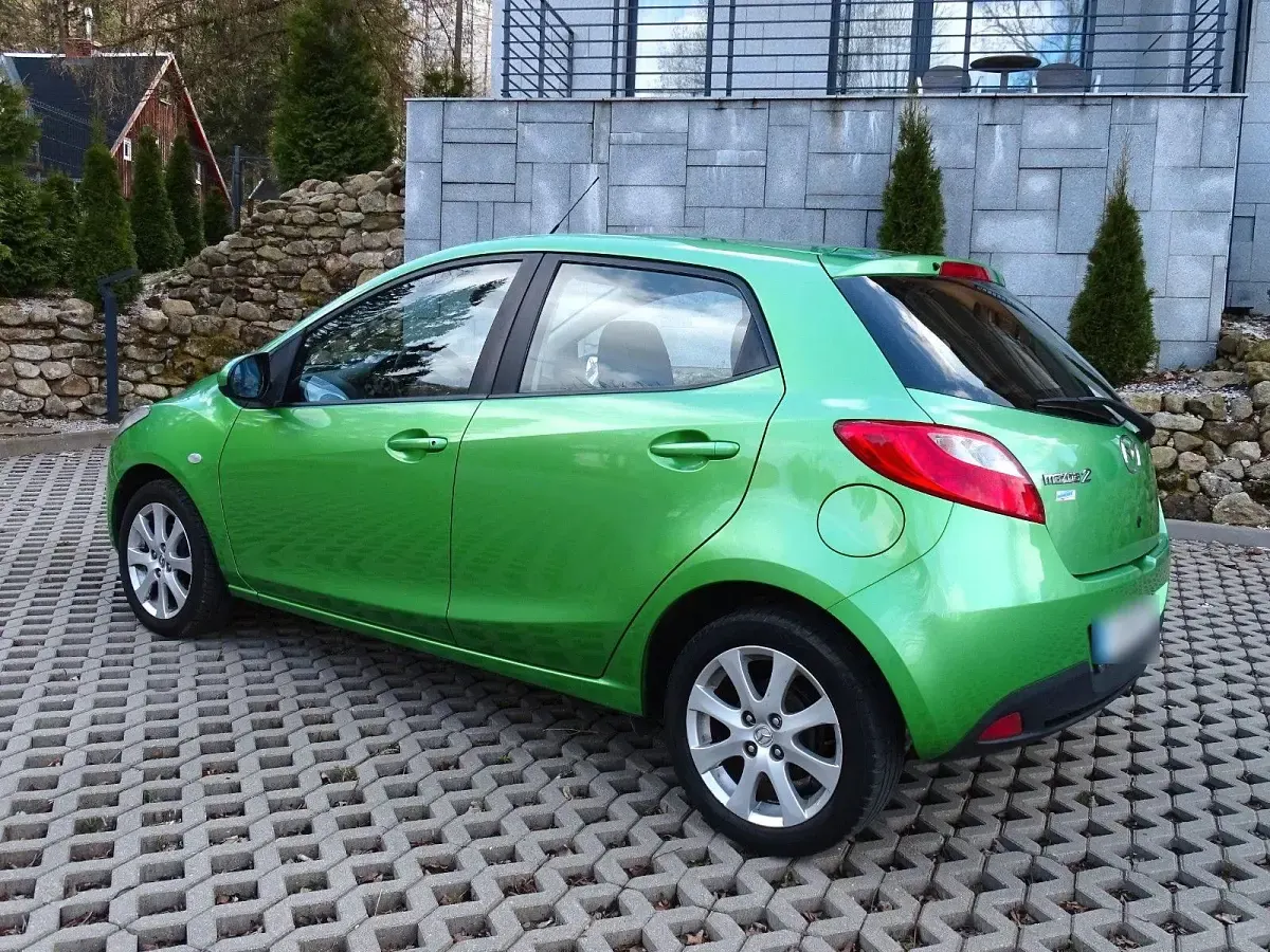 Używany Mazda 2 Independence 75 KM (55 kW) 2008 Zielony Hatchback