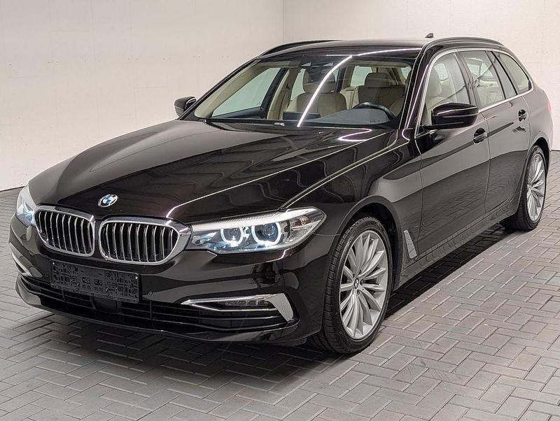 Almandinbraun met. Gebraucht 2019 BMW 520 Luxury Line Kombi | 24.980 € (Fairer Preis) - Bild 1/4