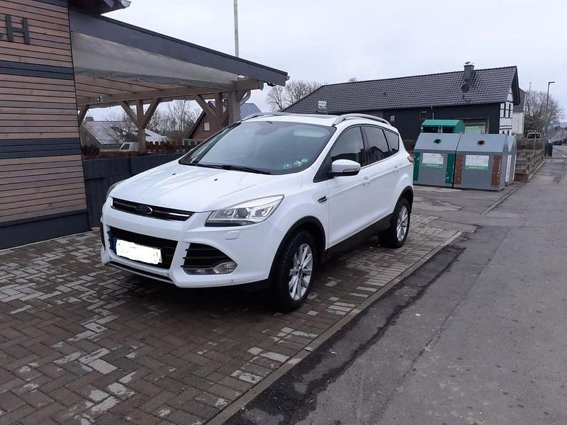 Gebraucht Ford Kuga Titanium 150 PS (110 kW) 2016 Weiß SUV