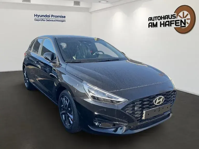 Neu Hyundai i30 Advantage 101 PS (74 kW) 2025 Abyss black / mic Coupé