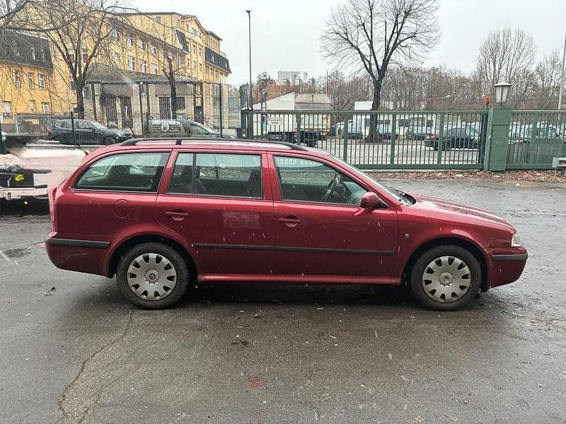 Gebraucht Skoda Octavia Tour 101 PS (74 kW) 2009 Rot Kombi