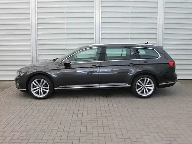 Gebraucht VW Passat Elegance 150 PS (110 kW) 2022 Grau Kombi