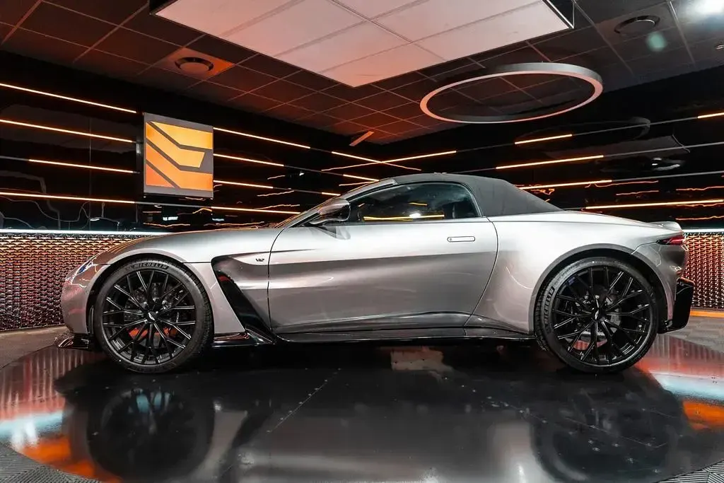 Gebraucht Aston Martin V12 Vantage 700 PS (514 kW) 2023 Silber Cabrio