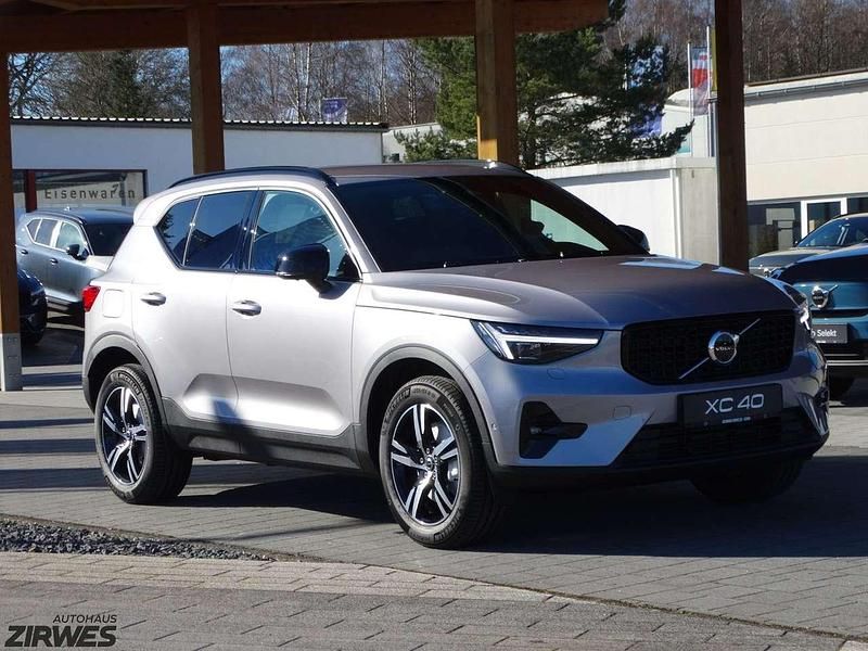 Neu Volvo XC40 Plus 197 PS (144 kW) 2026 Aurora silver / metallic SUV
