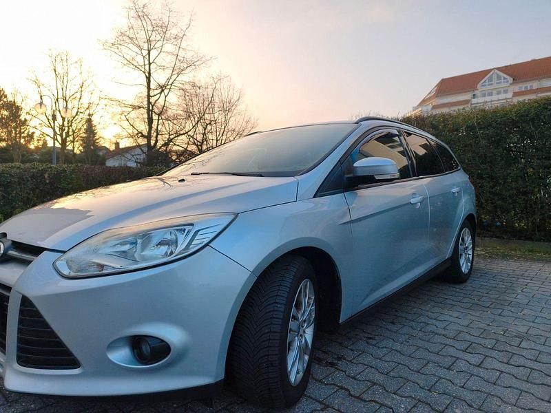 Gebraucht Ford Focus 105 PS (77 kW) 2011 Silber Kombi
