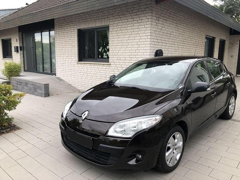 Braun Gebraucht 2011 Renault Mégane III Limousine | 5.990 € (Fairer Preis) - Bild 1/4