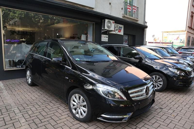Schwarz Gebraucht 2012 Mercedes B200 Van / Kleinbus | 13.490 € (Etwas zu teuer) - Bild 1/2