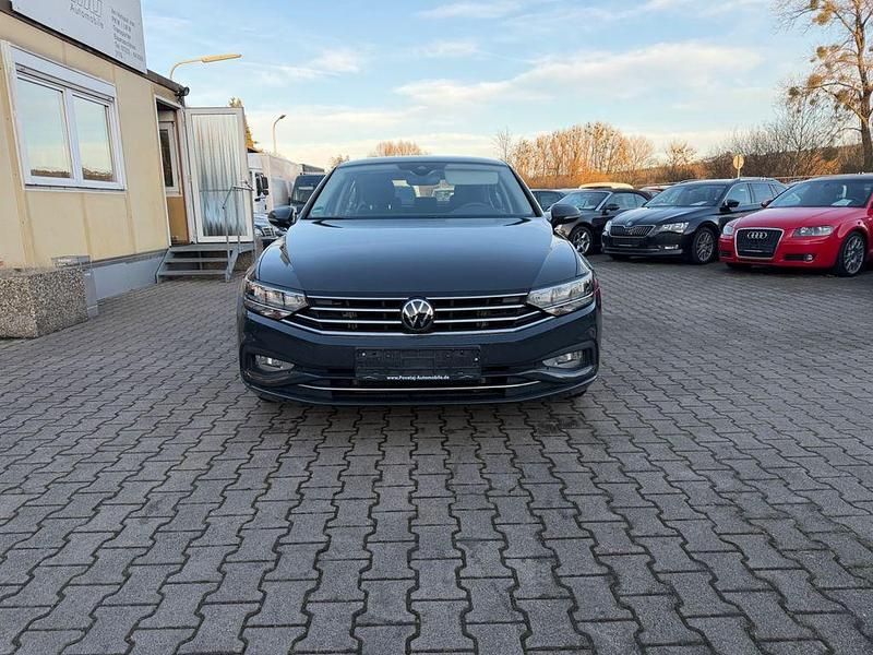 Grau Gebraucht 2021 VW Passat Business Limousine | 21.000 € (Etwas zu teuer) - Bild 1/4