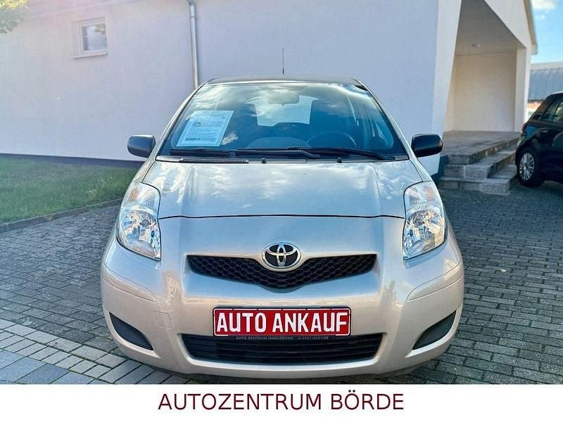 Gold Gebraucht 2010 Toyota Yaris Cool Limousine | 5.950 € (Teuer) - Bild 1/4