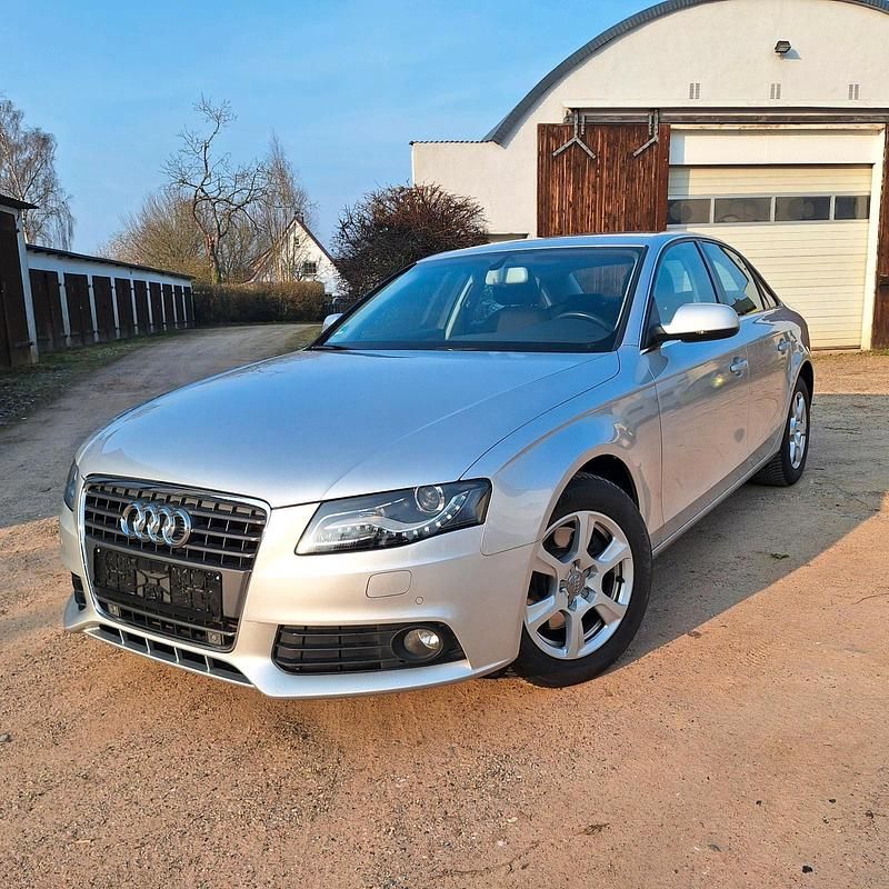 Gebraucht Audi A4 Attraction 120 PS (88 kW) 2011 Silber Limousine