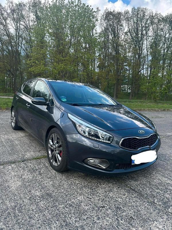 Grau Gebraucht 2012 Kia Ceed Spirit Limousine | 6.990 € (Fairer Preis) - Bild 1/4