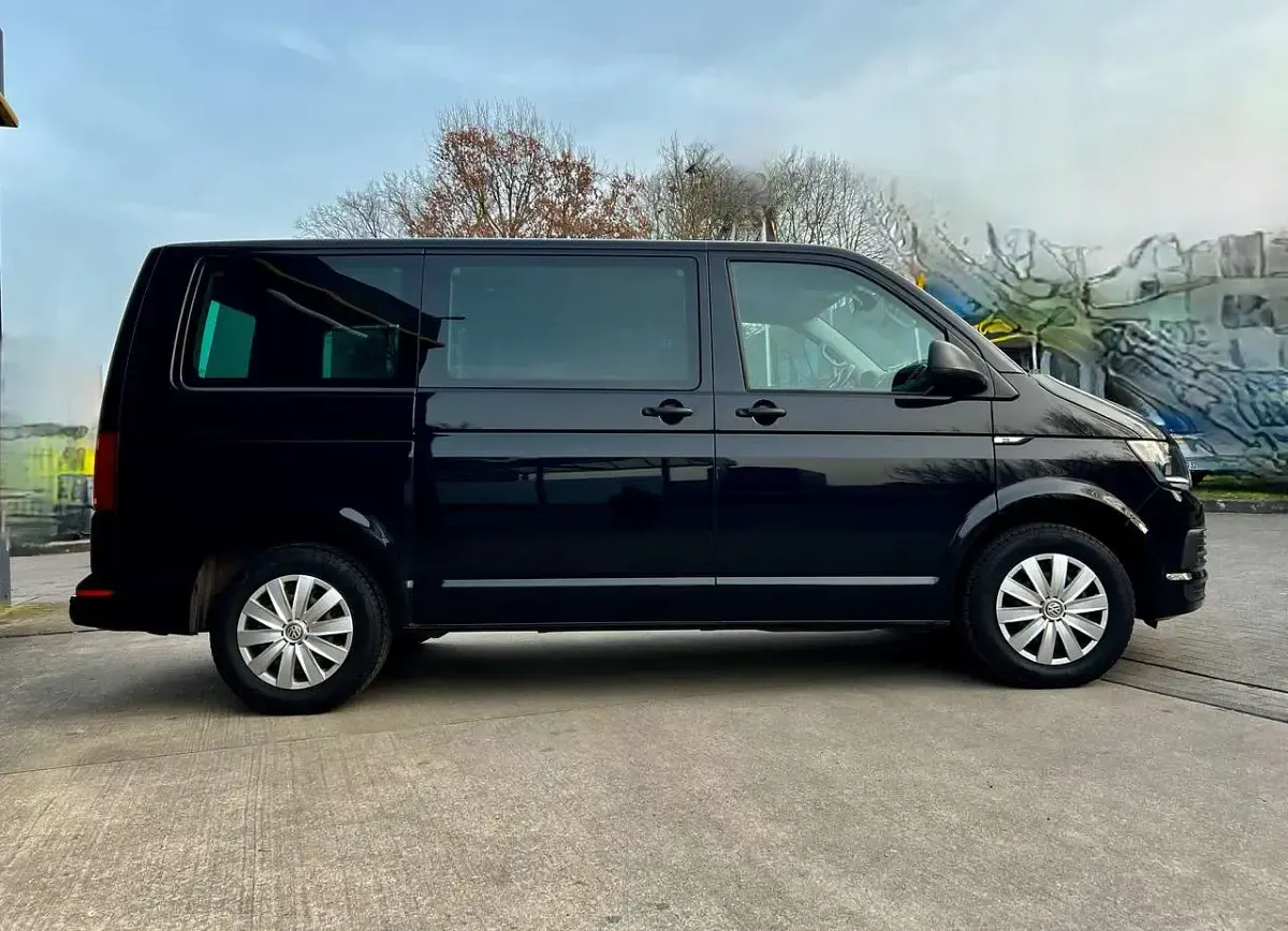 Gebraucht VW T6 150 PS (110 kW) 2018 Deep black perleffekt Van