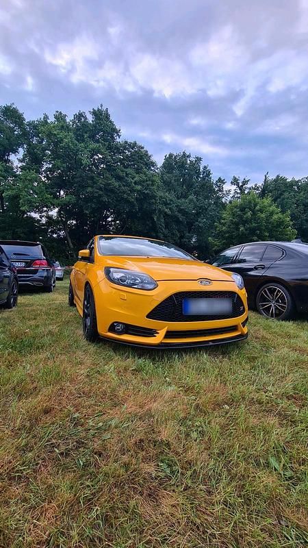 Gebraucht Ford Focus ST 250 PS (183 kW) 2013 Gelb Limousine