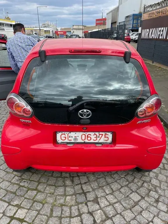 Gebraucht Toyota Aygo 68 PS (50 kW) 2009 Rot Kleinwagen