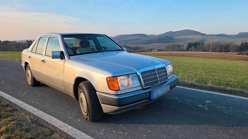 Gebraucht Mercedes E250 95 PS (69 kW) 1993 Silber Limousine
