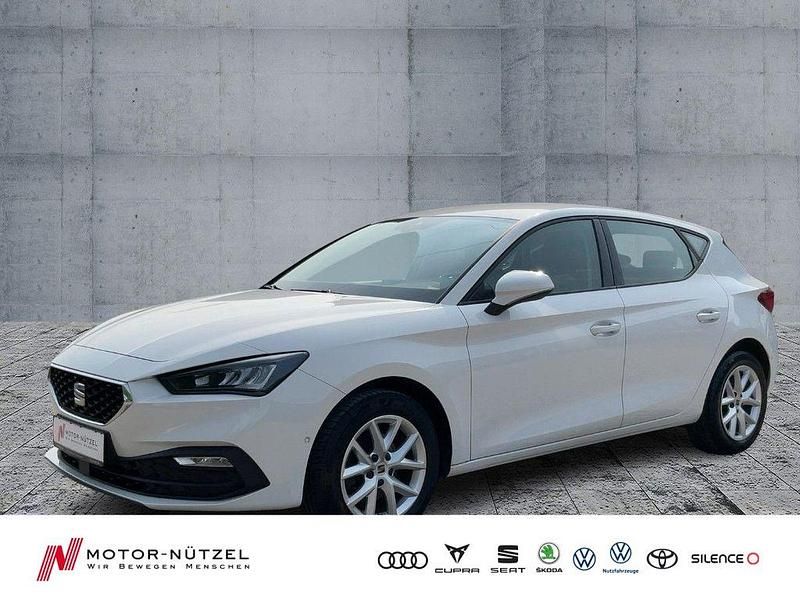 "candy" weiss Gebraucht 2022 Seat Leon Style Limousine | 17.460 € (Fairer Preis) - Bild 1/4