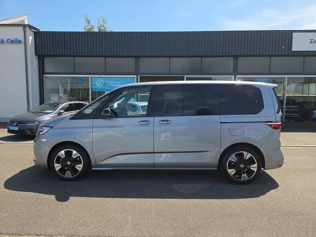 Gebraucht VW Multivan Life 150 PS (110 kW) 2025 Silber metallic Van / Kleinbus