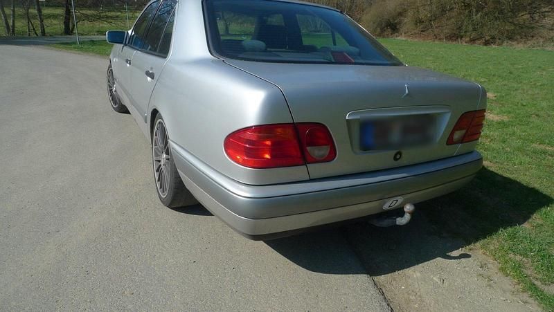 Gebraucht Mercedes E230 Classic 150 PS (110 kW) 1996 Silber Limousine