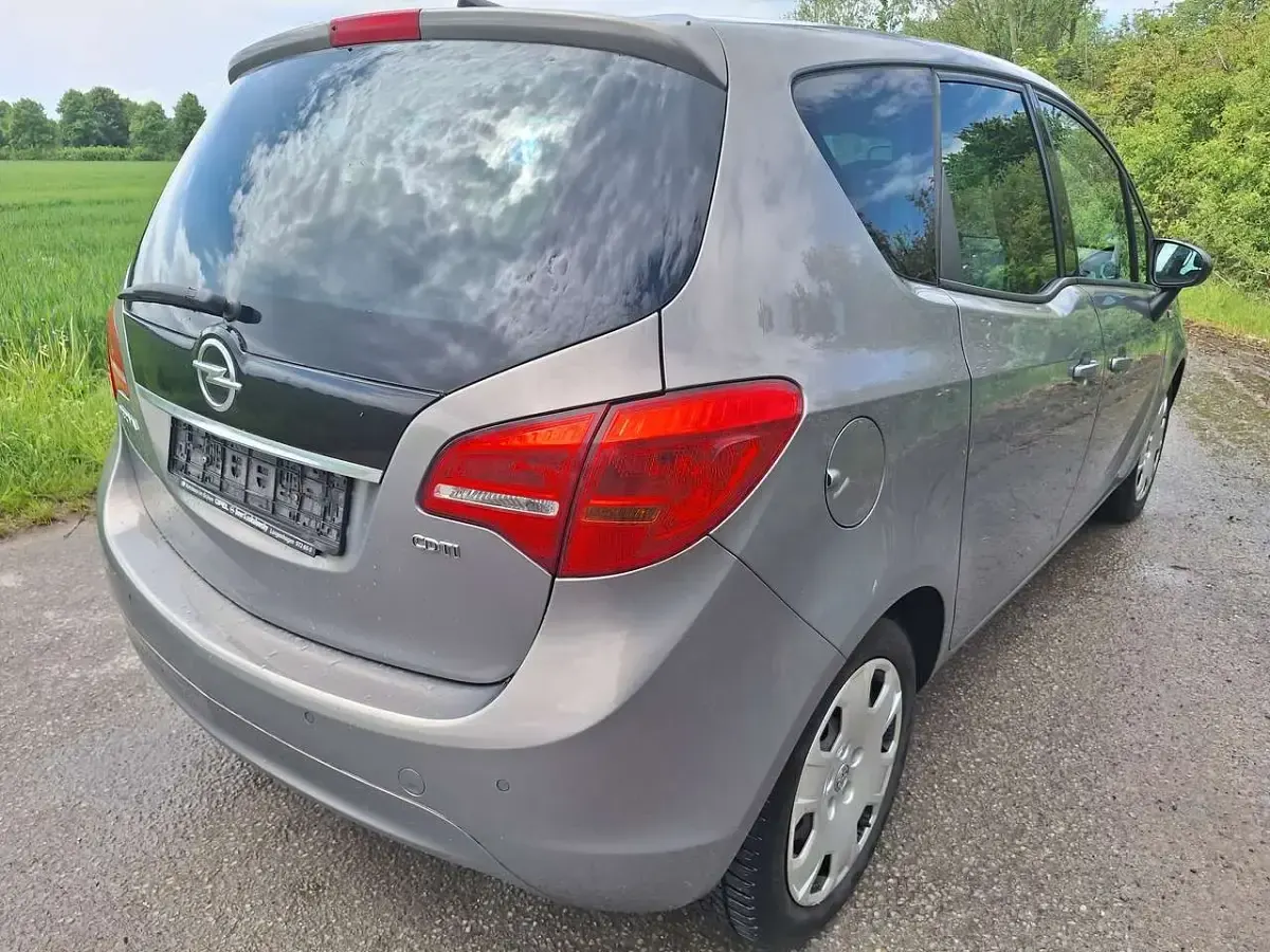 Gebraucht Opel Meriva Design Edition 131 PS (96 kW) 2011 Muskatgrau/muskat braun(m2) Van / Kleinbus