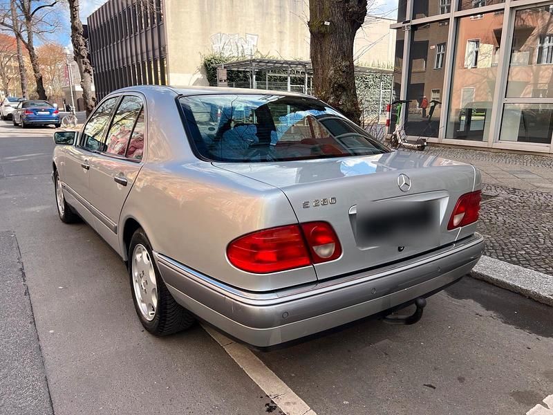 Gebraucht Mercedes E280 204 PS (150 kW) 1997 Silber Limousine