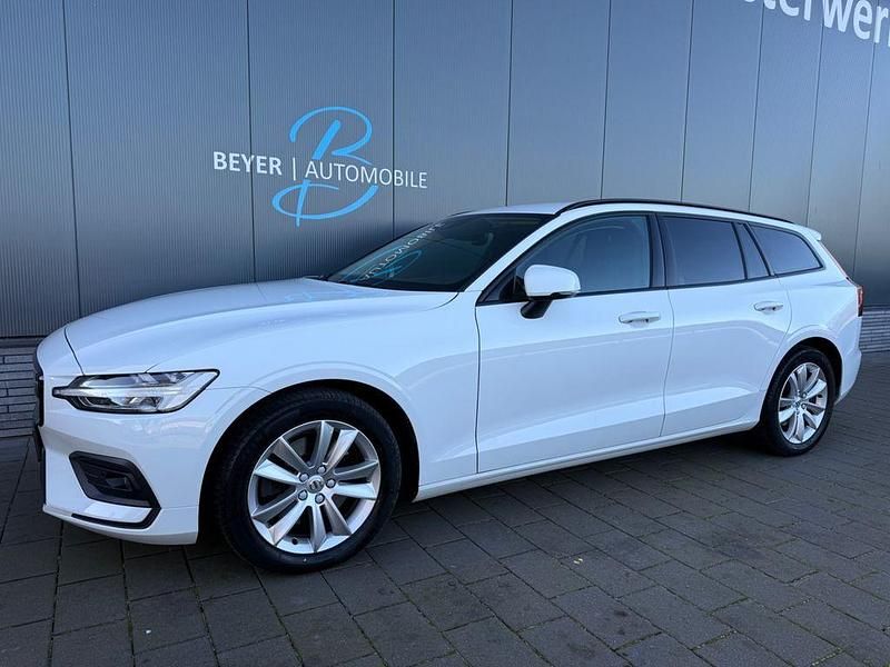 Weiß Gebraucht 2020 Volvo V60 Momentum Kombi | 20.490 € (Fairer Preis) - Bild 1/4