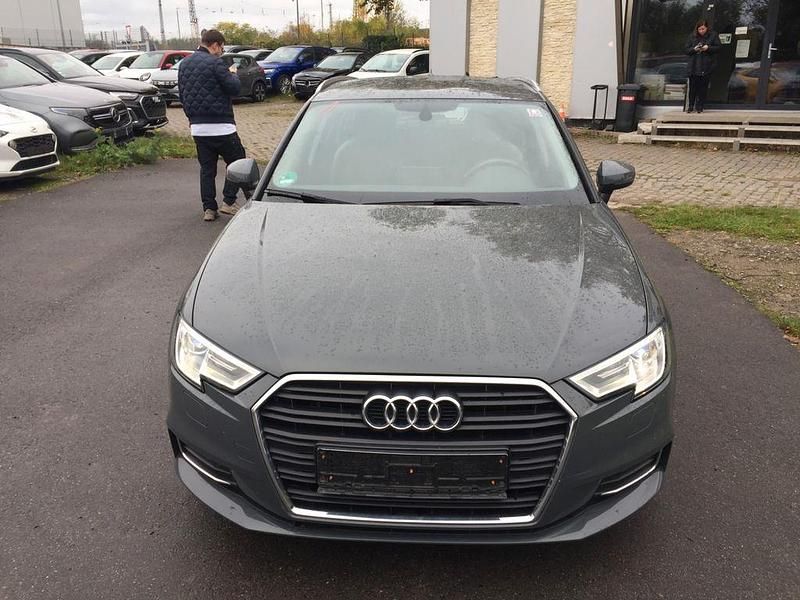 Grau Gebraucht 2017 Audi A3 Sportback Design Limousine | 10.990 € (Superpreis) - Bild 1/4