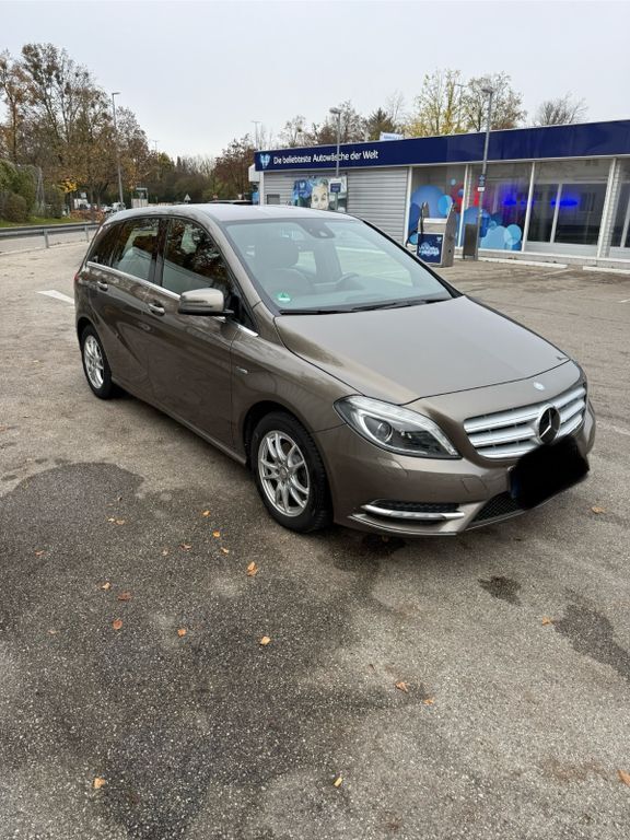 Gebraucht Mercedes B200 156 PS (114 kW) 2012 Beige Van / Kleinbus