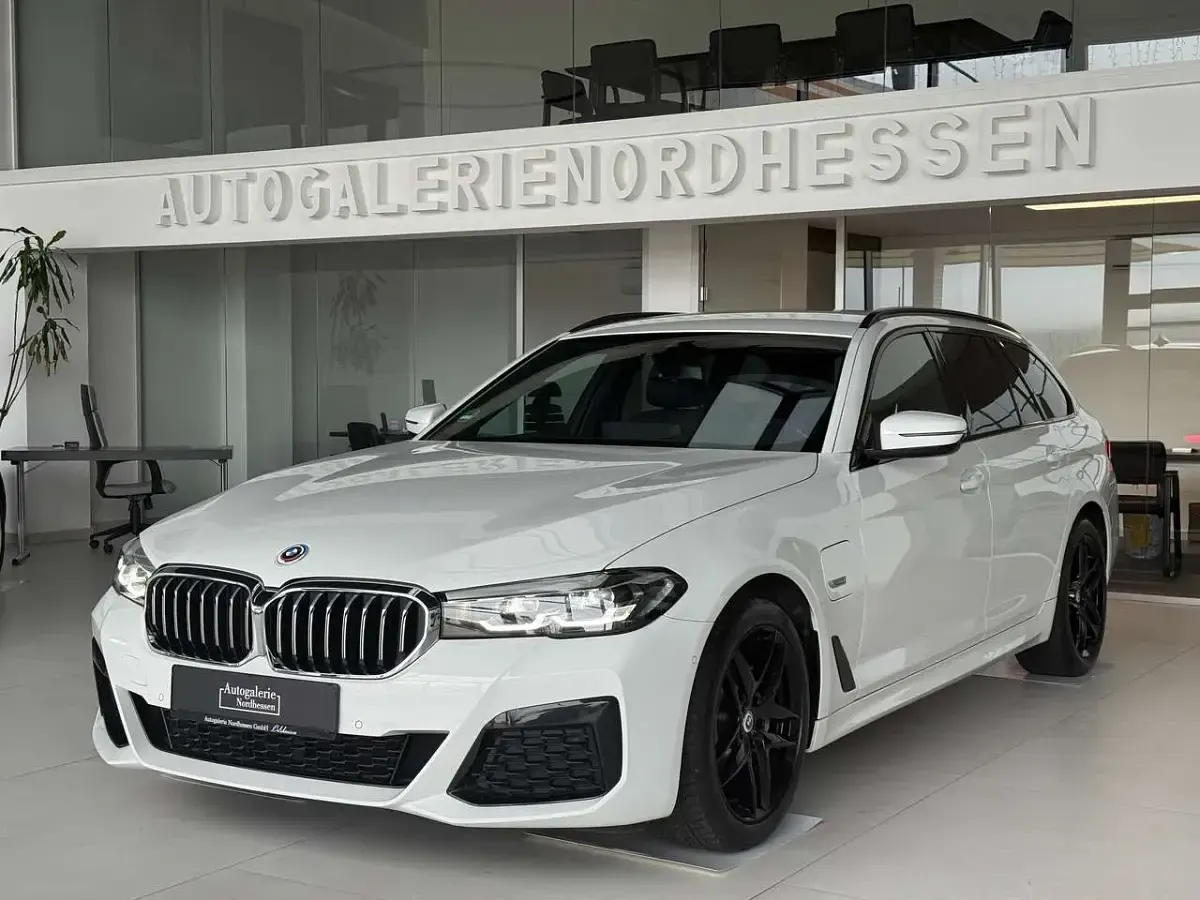 Gebraucht BMW 530e M Sport 184 PS (135 kW) 2023 Alpinweiss iii Kombi