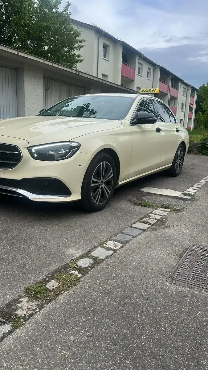 Gebraucht Mercedes E220 194 PS (142 kW) 2022 Schwarz Limousine