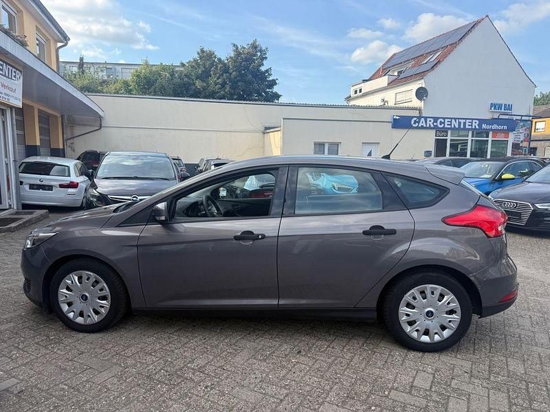Gebraucht Ford Focus Ambiente 101 PS (74 kW) 2015 Braun Limousine