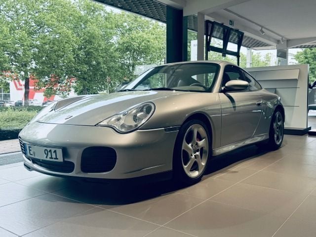 Arktissilbermetallic Gebraucht 2004 Porsche 911 Carrera 4S Coupé | 41.900 € (Superpreis) - Bild 1/4