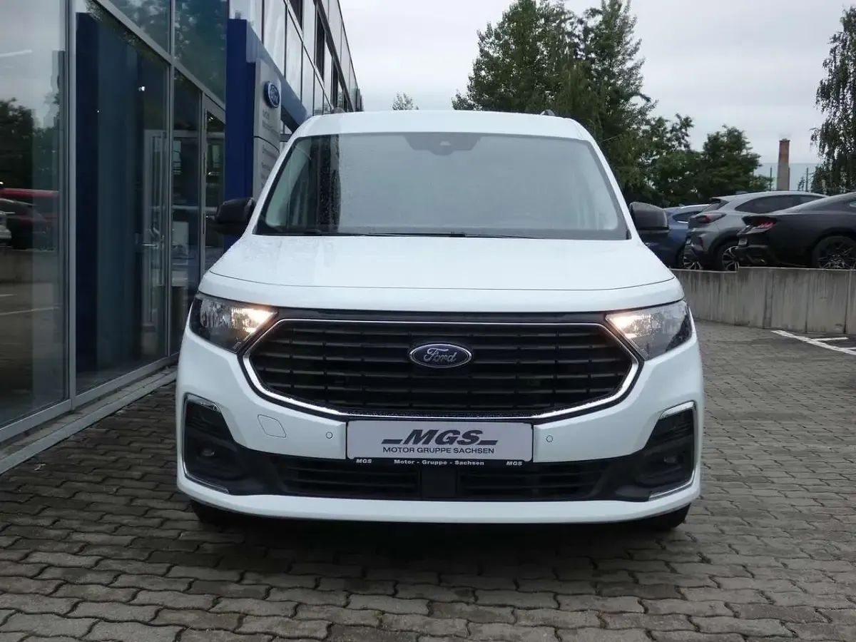 Gebraucht Ford Tourneo Connect Titanium 122 PS (89 kW) 2026 Frozen white Van / Kleinbus