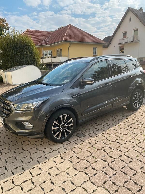Grau Gebraucht 2018 Ford Kuga ST-Line SUV | 15.000 € (Fairer Preis) - Bild 1/4