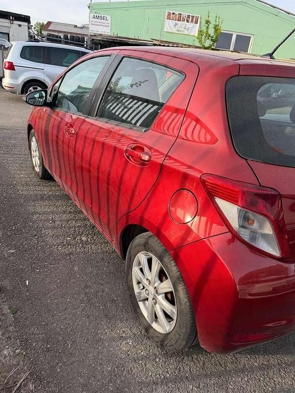 Gebraucht Toyota Yaris Life 69 PS (50 kW) 2012 Red mica metallic Kleinwagen