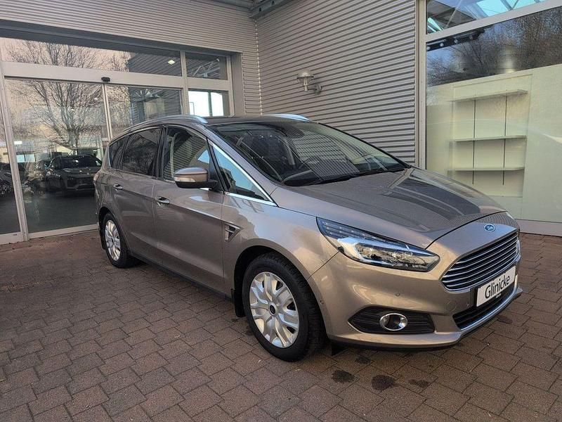 Gebraucht Ford S-MAX Titanium 165 PS (121 kW) 2019 Silber Van / Kleinbus