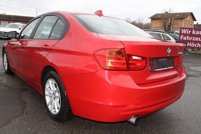 Gebraucht BMW 320 Comfort Edition 184 PS (135 kW) 2012 Rot Limousine