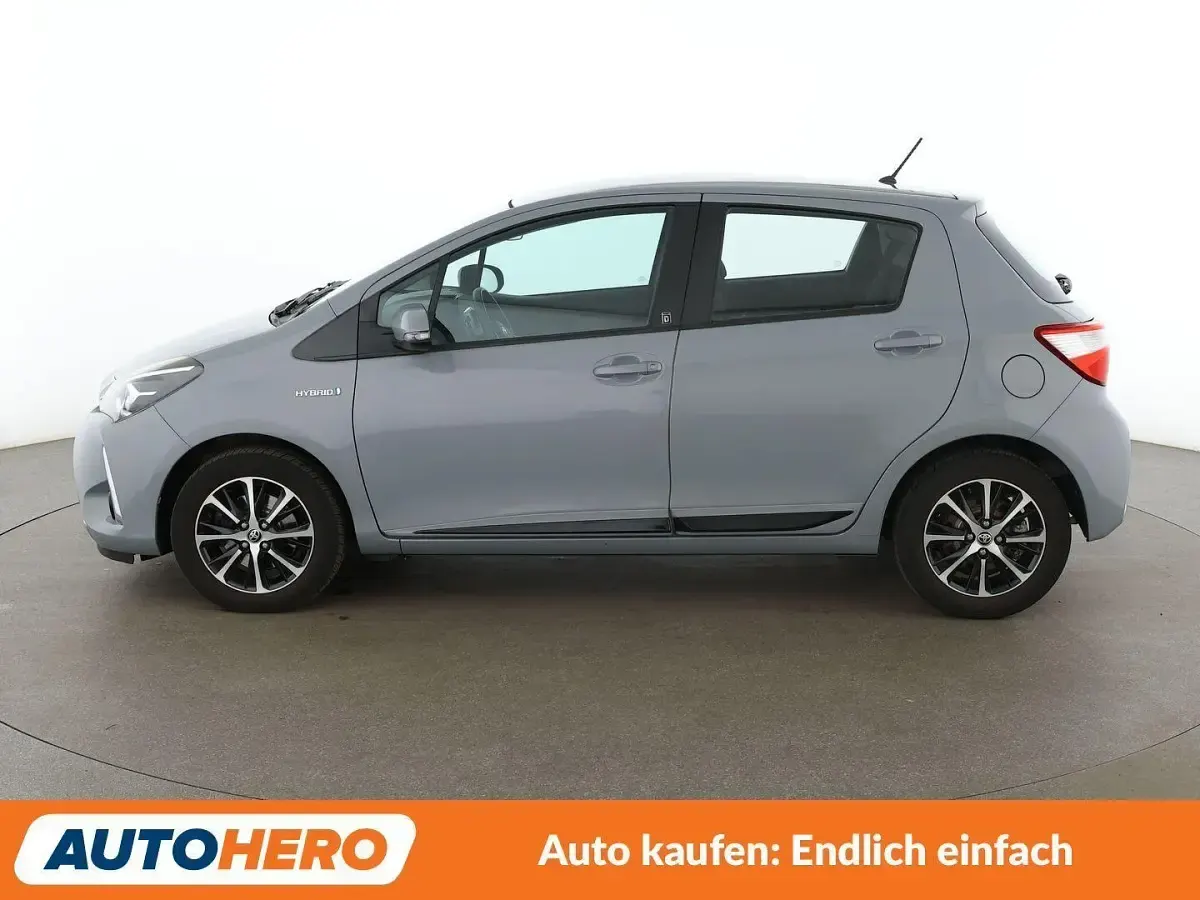 Gebraucht Toyota Yaris Hybrid Team 101 PS (74 kW) 2018 Grau Limousine