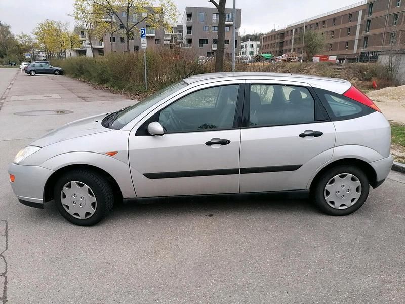 Second-hand Ford Focus 101 CP (74 kW) 2001 Argintiu Hatchback