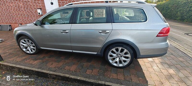 Silber Gebraucht 2012 VW Passat Alltrack Kombi | 7.990 € (Fairer Preis) - Bild 1/4