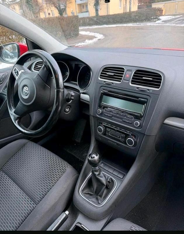 Gebraucht VW Golf 105 PS (77 kW) 2010 Rot Limousine