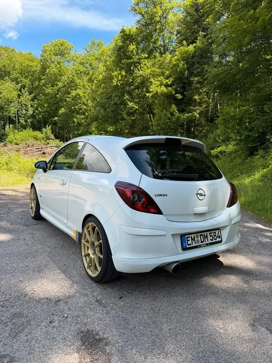 Używany Opel Corsa OPC 90 KM (66 kW) 2010 Biały Hatchback