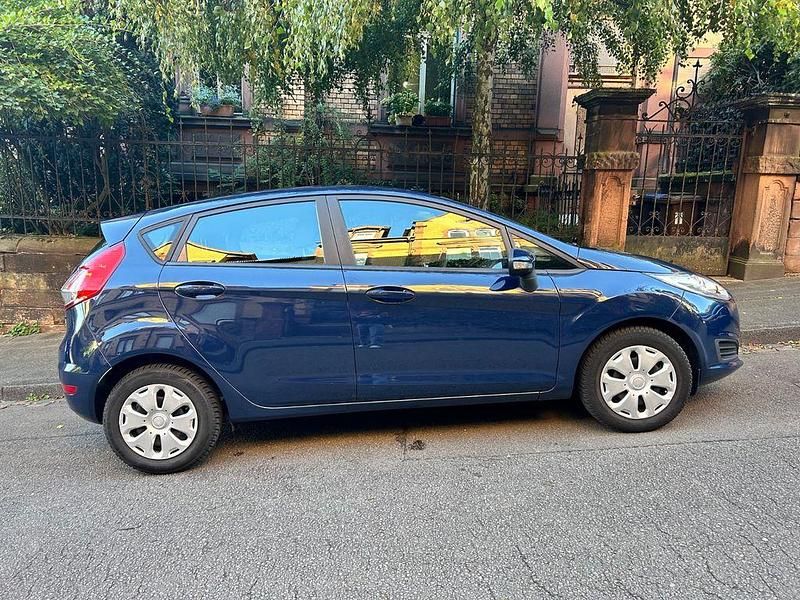 Blau Gebraucht 2016 Ford Fiesta SYNC Edition Kleinwagen | 5.700 € (Fairer Preis) - Bild 1/4
