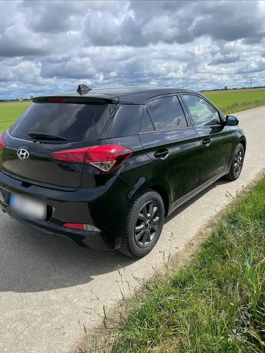 Gebraucht Hyundai i20 YES! 101 PS (74 kW) 2017 Schwarz Kleinwagen