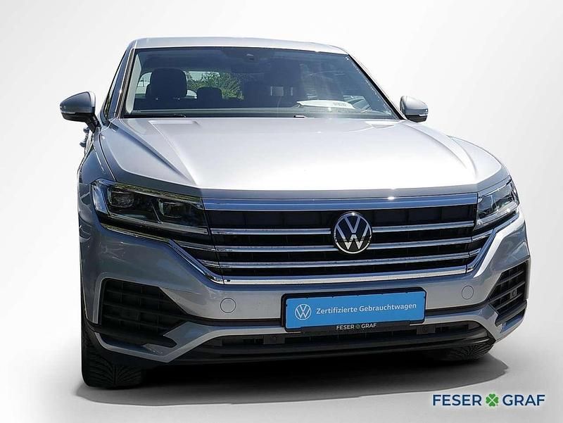 Gebraucht VW Touareg Basis 231 PS (169 kW) 2024 Oyster silver metallic SUV