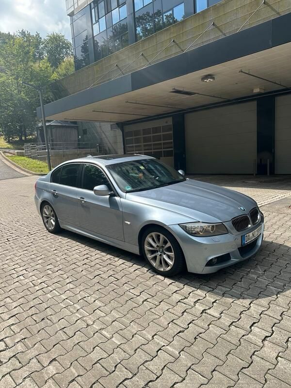Blau Gebraucht 2023 BMW 320 Limousine | 11.800 € - Bild 1/4