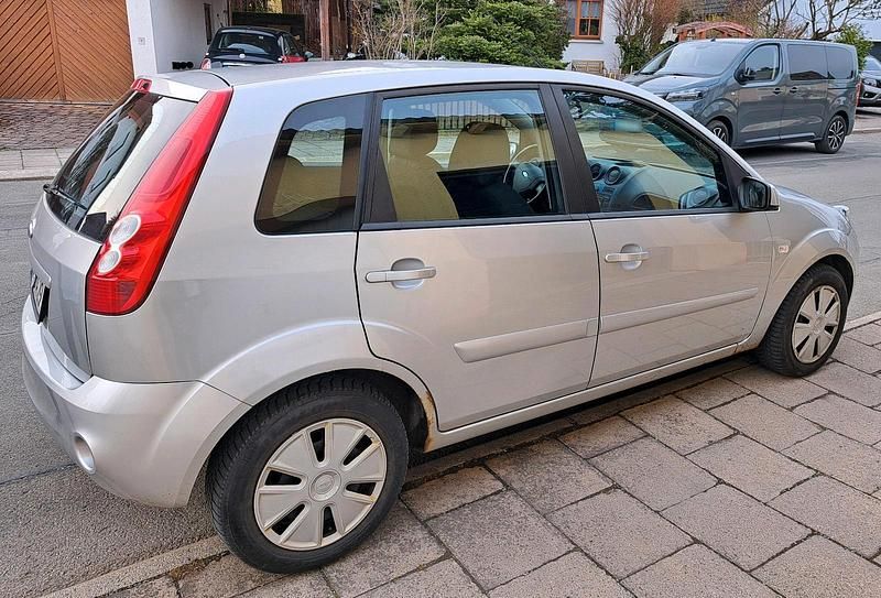 Gebraucht Ford Fiesta 80 PS (58 kW) 2007 Silber Kleinwagen