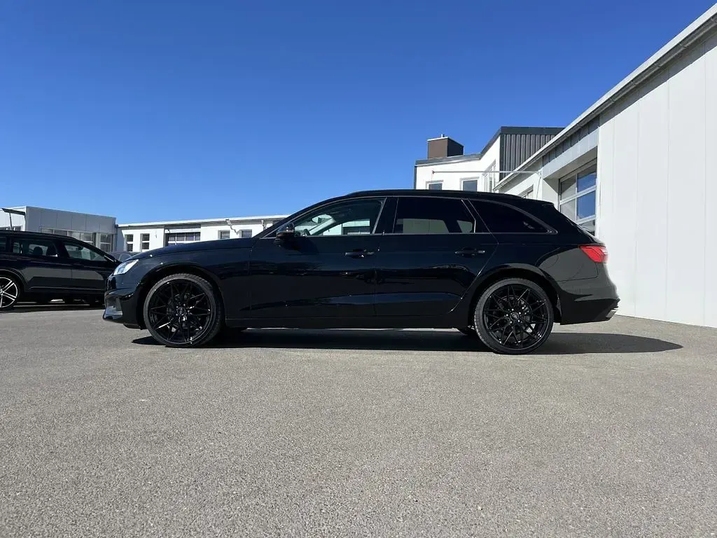 Second-hand Audi A4 S-Line 150 CP (110 kW) 2022 Negru Break