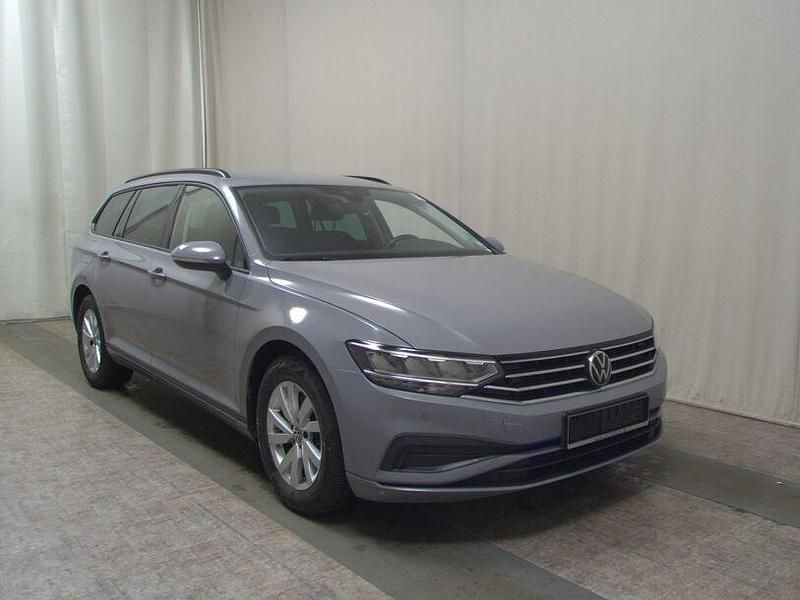 Gebraucht VW Passat 150 PS (110 kW) 2023 Mondsteingrau Kombi