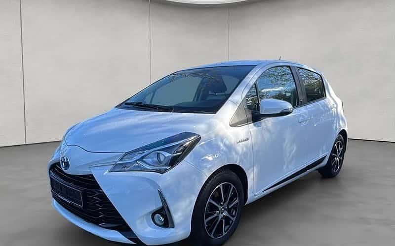 Weiß Gebraucht 2018 Toyota Yaris Hybrid Team Limousine | 12.990 € (Fairer Preis) - Bild 1/4