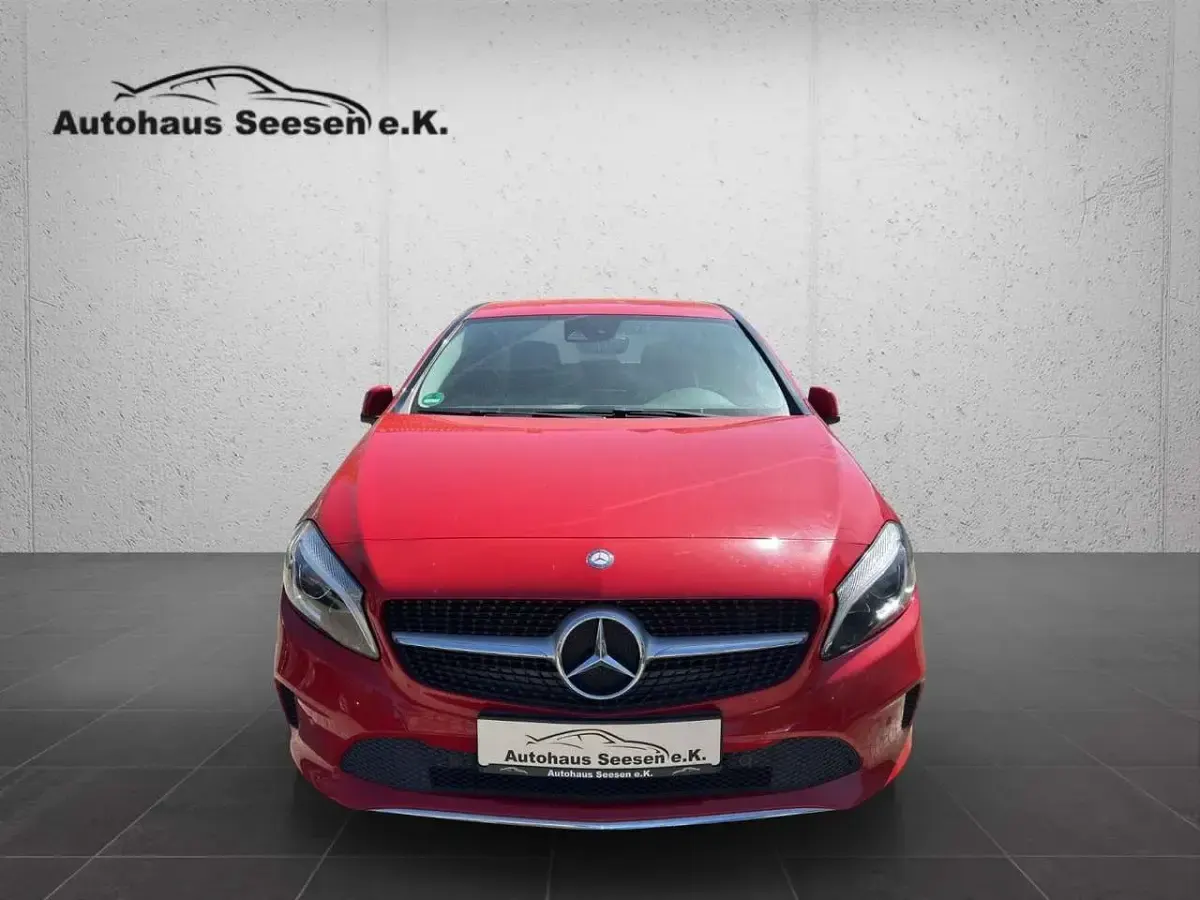 Gebraucht Mercedes A180 109 PS (80 kW) 2016 Rot Limousine